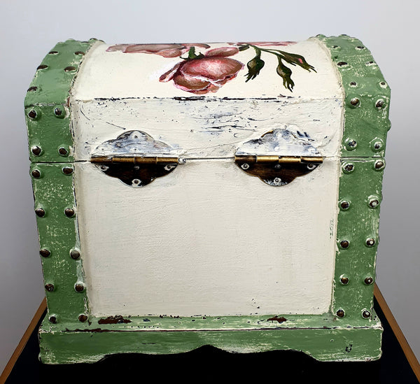 Chest with Roses